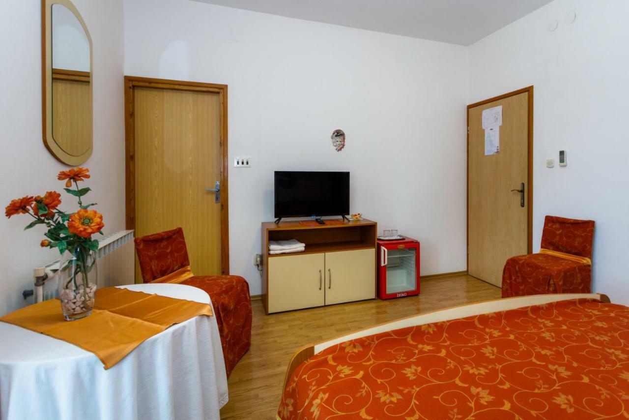 Rooms Mimi Krk Town Eksteriør bilde